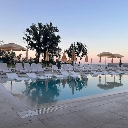Sunrise L 1bd Sea View L Pool L Free Parking Апартамент Варна
